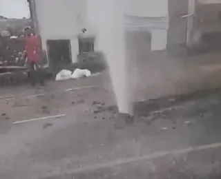 Vazamento de água na Ladeira do Retiro prejudica moradores
