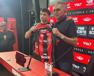 Versátil e bom na recomposição: novo atacante é apresentado no Vitória