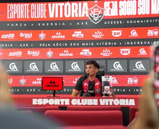 Versátil e bom na recomposição: novo atacante é apresentado no Vitória