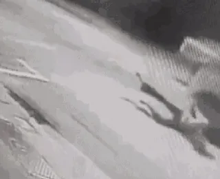 Vídeo: adolescente pula de carro em movimento e escapa de sequestro