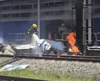 VÍDEO: Avião cai perto de estação de metrô e deixa piloto morto