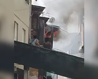 Vídeo: incêndio assusta moradores em bairro de Salvador