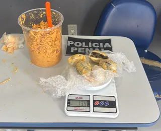 Vídeo: Mulher é flagrada com drogas escondidas em estrogonofe na Bahia