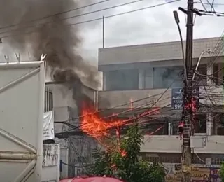 Vídeo: Poste pega fogo e prejudica trânsito no Cabula
