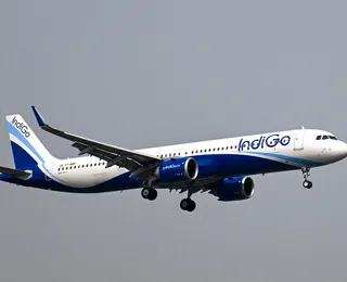 Voo é desviado após carregador portátil pegar fogo em bagageiro de avião