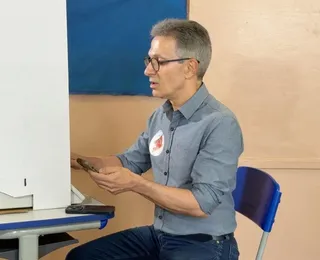 Zema descumpre regra e leva celular para cabine de votação
