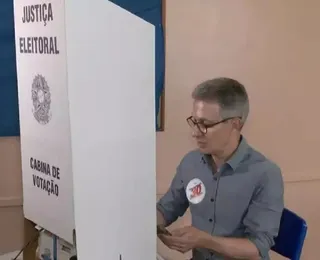 Zema entra na mira da Justiça após usar celular em cabine de votação
