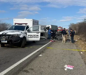 Acidente entre van e caminhonete deixa seis mortos e 15 feridos na BR