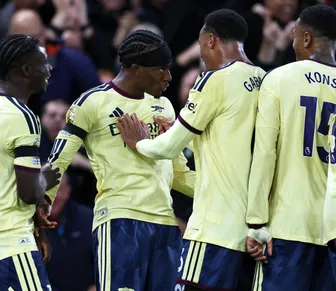 Arsenal vence jogo apertado e segue na cola do City na Premier League