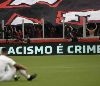 Artilheiro do Brasileirão é alvo de ataques racistas após clássico