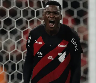 Artilheiro do Brasileirão supera Tevez e quebra recorde na competição