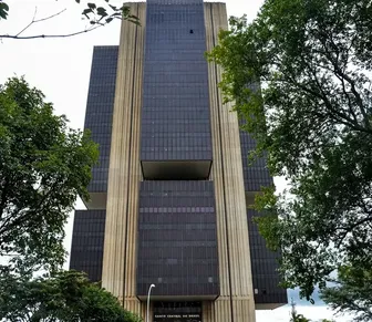 Brasil reduz juros, enquanto banco central dos EUA anuncia alta