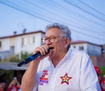 Caetano comanda carreata em apoio a Lula no último dia de campanha