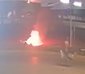 Câmeras registram homem ateando fogo em lixo onde estava corpo de bebê