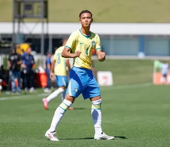 Campeão com a Seleção, joia do Vitória é homenageado na Toca do Leão
