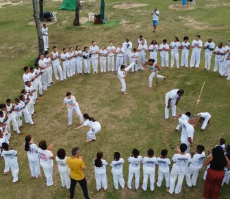 Capoeira gratuita em Salvador atrai público diverso no Jardim de Alah