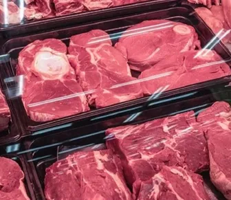 Carne na bandeja preta é melhor? Saiba como escolher o alimento