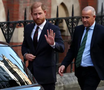 Charles III rebaixa status de Harry e Meghan após volta ao Reino Unido