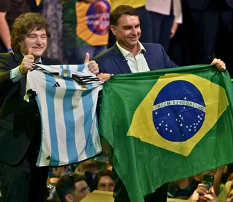 Enquanto Argentina empobrece, Milei comemora resultado de Flávio no Brasil