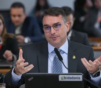 Entenda como Flávio Bolsonaro travou júri de PM acusado de matar menina de 5 anos