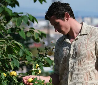 Entre o belo e o grotesco: Karim Aïnouz estreia filme que desafia o espectador