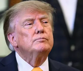 EUA restringem vistos de sul-africanos após críticas de Trump