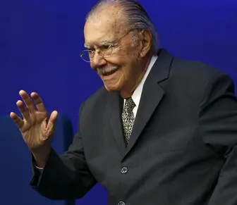 Ex-presidente José Sarney recebe alta após nove dias de internação