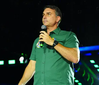 Flávio Bolsonaro diz ser intimado a entregar passaporte e culpa Moraes