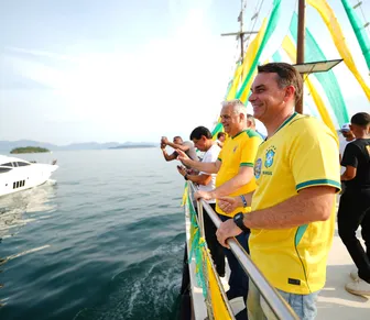 Flávio Bolsonaro faz aceno ao Nordeste durante barqueata no Rio