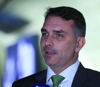 Flávio Bolsonaro recebe 659 votos e vence o 1º turno dos EAU
