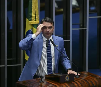 Flávio pode responder por crime contra a democracia após carta nos EUA