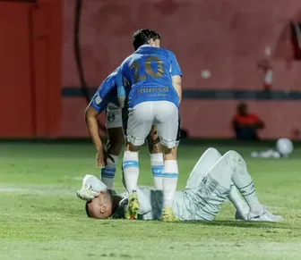 Goleiro cai segundos antes do início do jogo entre Vitória e Grêmio