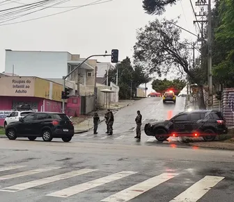 Homem invade creche, faz 13 crianças reféns e ameaça colocar fogo na unidade