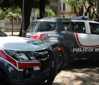 Jovem é morto com 27 tiros após PMs confundirem celular com arma