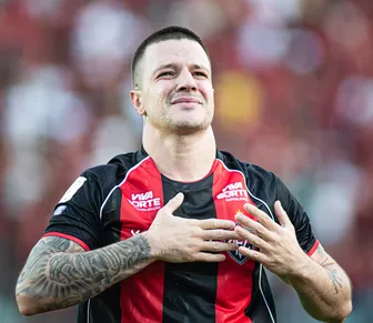 Kayzer repete lei do ex e volta a marcar pelo Vitória após 100 dias