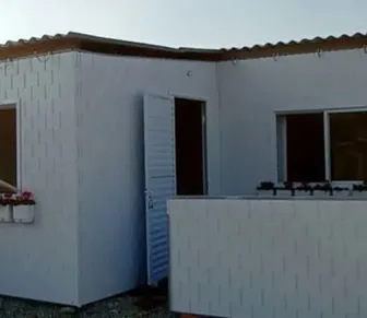 Mãe de nove filhos recebe casa construída em 15 horas com plástico reciclado