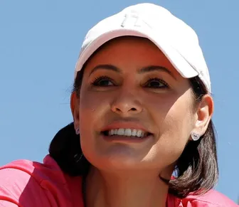 Michelle Bolsonaro bate boca com eleitora e usa camisa provocando Janja
