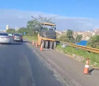 Motociclista morre ao bater em rolo compactador em Salvador