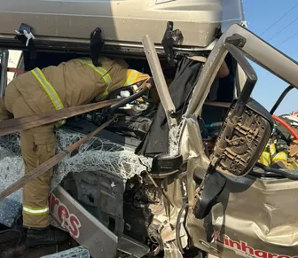 Motorista fica preso às ferragens após acidente de caminhão na Bahia