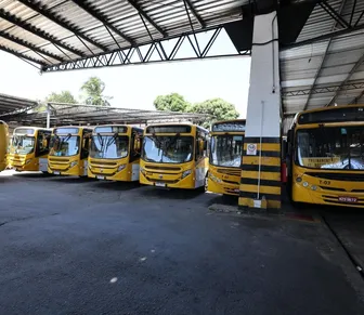 Procon encontra 370 ônibus parados em garagens de Salvador