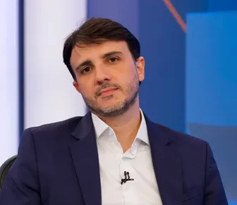 Renan Santos nega ser pró-Lula após polêmica com cortinas vermelhas: "Odeio o PT"