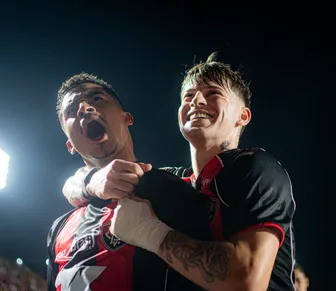 Renê marca, Vitória vence o Grêmio e respira no Brasileirão