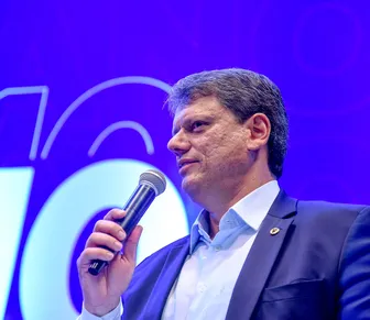 Tarcísio reconhece vitória de Lula, prega "unidade da direita" e manda recado a Flávio