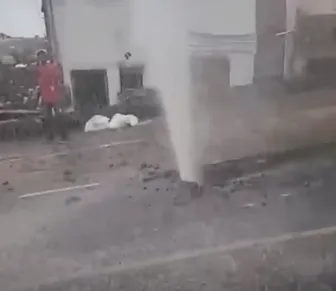 Vazamento de água na Ladeira do Retiro prejudica moradores