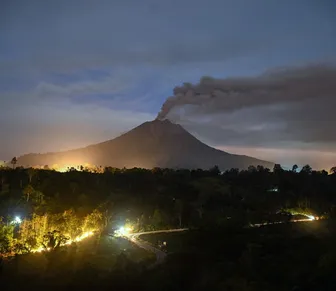 Vulcão na Indonésia expeles cinzas e força evacuação de emergência