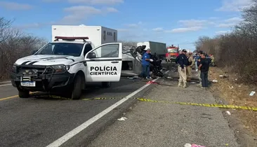 Acidente entre van e caminhonete deixa seis mortos e 15 feridos na BR