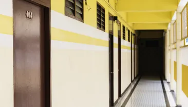 Adolescente atira contra diretor e professora dentro de escola