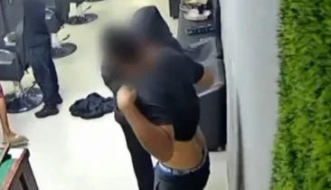 Assaltantes invadem barbearia e obrigam homem a baixar as calças na Bahia