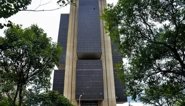 Brasil reduz juros, enquanto banco central dos EUA anuncia alta