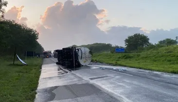Caminhão tomba e deixa trecho da BR-324 parcialmente interditado